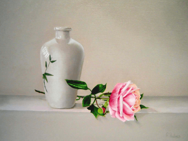 Witte vaas en rose roos