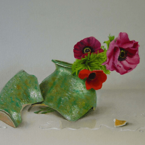 Anemonen en een gebroken vaas