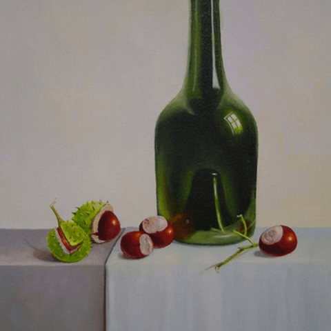 Donkere oude fles en kastanjes