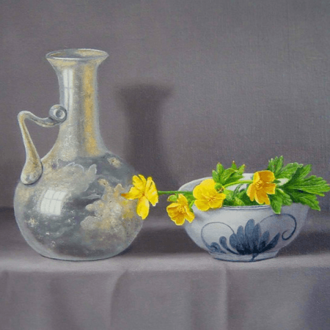 Romeins flesje en schaaltje boterbloemen