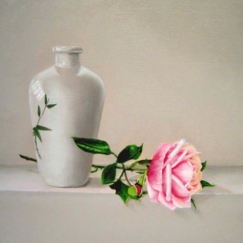 Witte vaas en rose roos