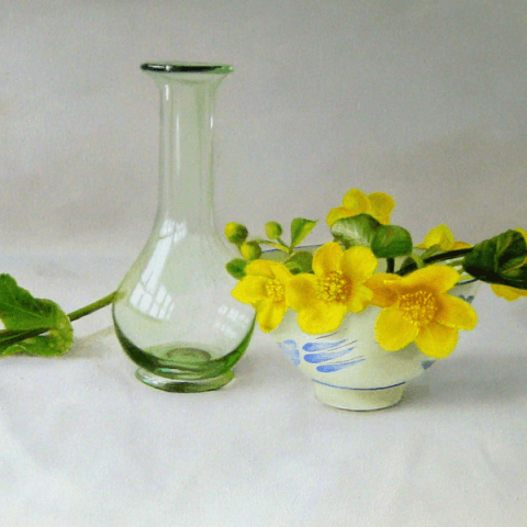 Replica romeins glas en dotterbloem