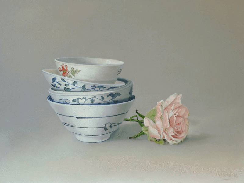 Stapel schaaltjes en roos